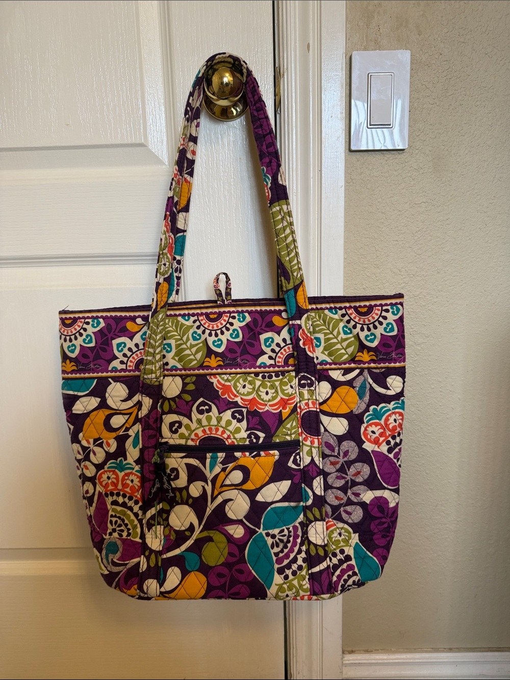 Vera Bradley carry all bag! Excellent use condition. Front zipper& slide pocket.